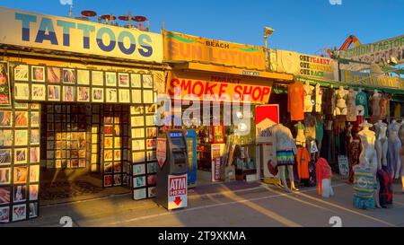 Venice Beach Spaziergang am Meer an einem sonnigen Tag - LOS ANGELES, USA - 5. NOVEMBER 2023 Stockfoto