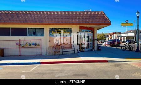 Erkundung des historischen Viertels von BOULDER City - BOULDER CITY, USA - 31. OKTOBER 2023 Stockfoto