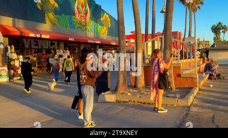 Venice Beach Spaziergang am Meer an einem sonnigen Tag - LOS ANGELES, USA - 5. NOVEMBER 2023 Stockfoto