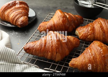 Köstliche frisch gebackene Croissants auf grauem Tisch Stockfoto