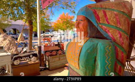 Antiquitätengeschäfte im historischen Boulder City - BOULDER CITY, USA - 31. OKTOBER 2023 Stockfoto