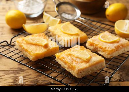 Leckere Zitronenriegel auf Holztisch, Nahaufnahme Stockfoto