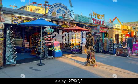 Venice Beach Spaziergang am Meer an einem sonnigen Tag - LOS ANGELES, USA - 5. NOVEMBER 2023 Stockfoto