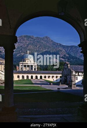 Oropa. Blick auf die alte Basilika auf der rechten Seite und die obere Basilika im Hintergrund. Stockfoto