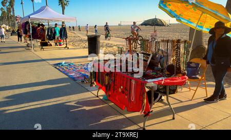 Verkauf von Kunst am Ocean Front Walk in Venice Beach - LOS ANGELES, USA - 5. NOVEMBER 2023 Stockfoto