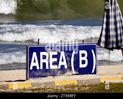 Leeres Ufer, starker Wind mit hohen und starken Wellen, gefährlicher Zustand des Meeres, Gefahrenbedingungen für das Meer, Konzept der Sicherheit im Sommer, Prote Stockfoto