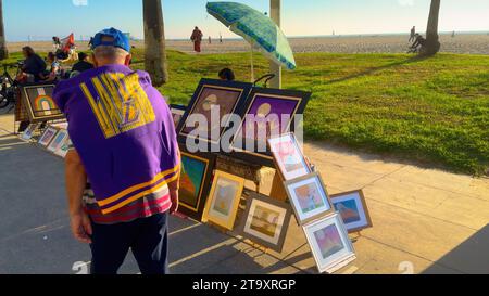 Verkauf von Kunst am Ocean Front Walk in Venice Beach - LOS ANGELES, USA - 5. NOVEMBER 2023 Stockfoto