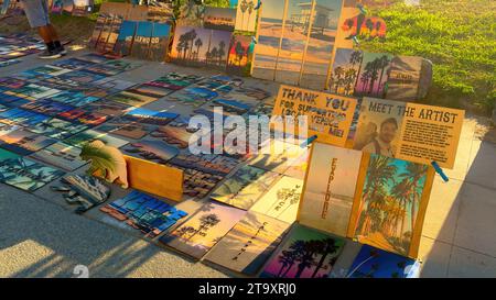 Verkauf von Kunst am Ocean Front Walk in Venice Beach - LOS ANGELES, USA - 5. NOVEMBER 2023 Stockfoto