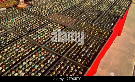 Verkauf von Modeschmuck am Ocean Front Walk in Venice Beach - LOS ANGELES, USA - 5. NOVEMBER 2023 Stockfoto