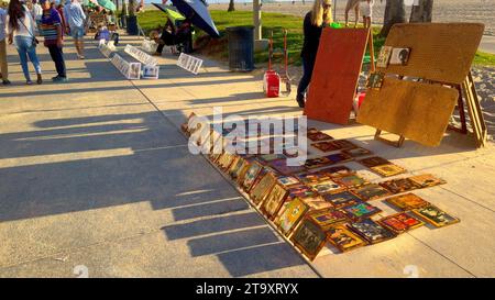 Verkauf von Kunst am Ocean Front Walk in Venice Beach - LOS ANGELES, USA - 5. NOVEMBER 2023 Stockfoto