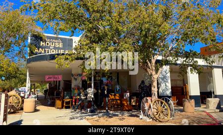 Antiquitätengeschäfte im historischen Boulder City - BOULDER CITY, USA - 31. OKTOBER 2023 Stockfoto