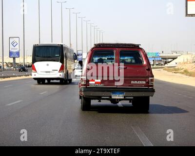 Kairo, Ägypten, 1. Oktober 2022: Chevrolet Oldtimer-Oldtimer-Oldtimer-Auto mit neuen ägyptischen Buchstaben und Zahlen, ein alter klassischer SU Stockfoto