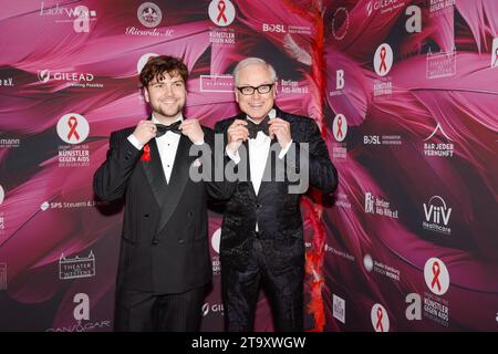 Alexander Ruess, Hans Jürgen Schatz bei Kuenstler gegen AIDS Träume werden wahr die 20. Gala 2023 im Theater des Westens Berlin. *** Alexander Ruess, Hans Jürgen Schatz bei Artists Against AIDS Dreams come true The 20 Gala 2023 im Theater des Westens Berlin Credit: Imago/Alamy Live News Stockfoto