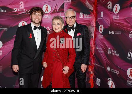 Alexander Ruess, Barbara Schoene, Hans Jürgen Schatz bei Kuenstler gegen AIDS Träume werden wahr die 20. Gala 2023 im Theater des Westens Berlin. *** Alexander Ruess, Barbara Schoene, Hans Jürgen Schatz bei Artists Against AIDS Dreams come true The 20 Gala 2023 im Theater des Westens Berlin Credit: Imago/Alamy Live News Stockfoto