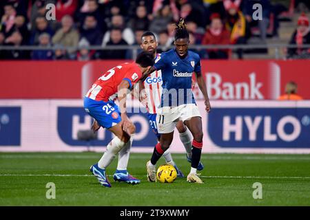 Girona, Esp. November 2023. GIRONA FC-ATHLETIC DE BILBAO 27. November 2023 N. Williams (11) vom Athletic Club de Bilbao dribbelt Eric (25) vom Girona FC während des Spiels zwischen Girona FC und Athletic de Bilbao, das dem vierzehntägigen La Liga EA Sports im Stadtstadion Montilivi in Girona entspricht. Quelle: Rosdemora/Alamy Live News Stockfoto