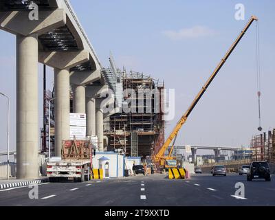 Kairo, Ägypten, 5. Oktober 2023: Kairoer Monorail-Station, die von Orascom im Bau ist, mit den Säulen, den Gleisen, dem Kran, den Gerüsten, schnell Stockfoto