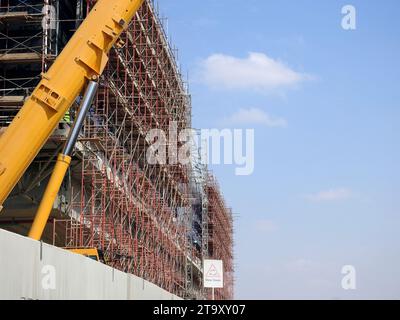 Kairo, Ägypten, 5. Oktober 2023: Kairoer Monorail-Station, die von Orascom im Bau ist, mit den Säulen, den Gleisen, dem Kran, den Gerüsten, schnell Stockfoto