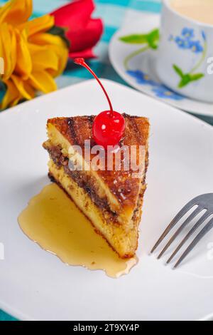 Süßer Martabak wird aus einer Mischung aus Weizenmehl Backpulver Hühnereiern Kokosnussmilch hergestellt Stockfoto