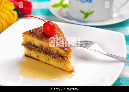 Süßer Martabak wird aus einer Mischung aus Weizenmehl Backpulver Hühnereiern Kokosnussmilch hergestellt Stockfoto