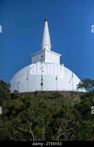 Die Sonne geht über dem Maha Seya (Stupa) in Mihintale in Sri Lanka unter. Die antike Stätte stammt aus dem Jahr 250 v. Chr. Stockfoto