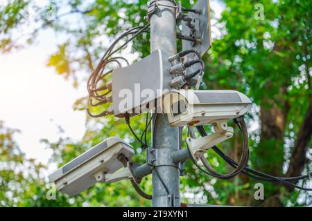 Überwachungskameras auf Metallmast im öffentlichen Park zur Überwachung, Beobachtung und Aufzeichnung von Vorfällen zur Ermittlung und zur Verhinderung von Straftaten Stockfoto