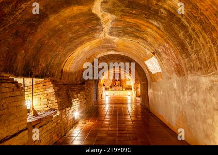 Wat Umong Tempel, Chiang Mai. Thailand. Buddha-Bild im Tunnel. Stockfoto