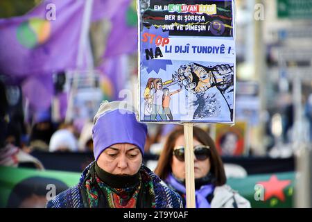 Marseille, Frankreich. November 2023. Eine kurdische Demonstrantin hält während des demonstrationsmarsches in Marseille ein Plakat mit der Aufschrift „gegen Gewalt“ in Kurd. Demonstration gegen Gewalt gegen kurdische Frauen in Marseille, Frankreich. Quelle: SOPA Images Limited/Alamy Live News Stockfoto