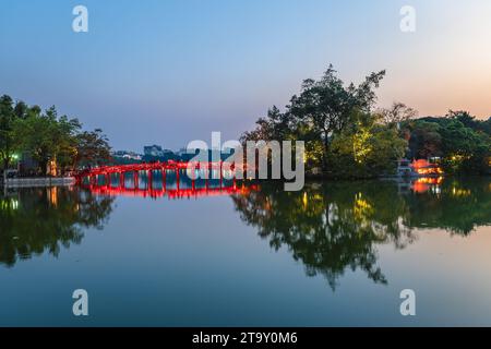 Ngoc Son Temple auf einer Insel im Hoan Kiem Lake, Hanoi, Vietnam. Stockfoto