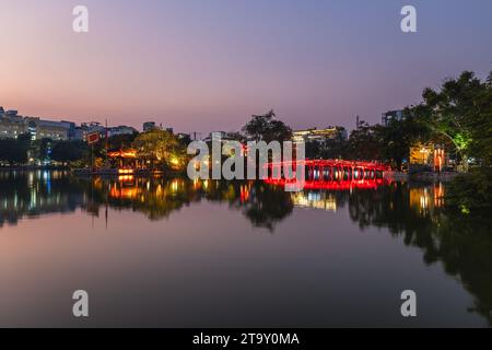 Ngoc Son Temple auf einer Insel im Hoan Kiem Lake, Hanoi, Vietnam. Stockfoto