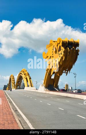 Da Nang City, Vietnam ,11. November 2023 : der Drache, der Feuer auf der Drachenbrücke macht, einer berühmten Brücke in da Nang. Da Nang City ist in Vietnam berühmt. Stockfoto