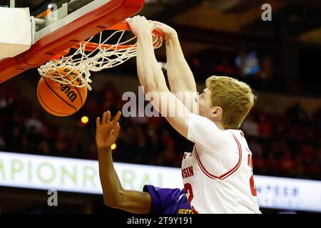 Madison, WI, USA. November 2023. Der Wisconsin Badgers Stürmer Steven Crowl (22) taucht während des NCAA-Basketballspiels zwischen Western Illinois Leathernecks und den Wisconsin Badgers im Kohl Center in Madison, WI, ab. Darren Lee/CSM/Alamy Live News Stockfoto