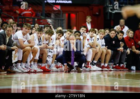 Madison, WI, USA. November 2023. Greg Gard, Cheftrainer der Wisconsin Badgers, während des NCAA-Basketballspiels zwischen Western Illinois Leathernecks und den Wisconsin Badgers im Kohl Center in Madison, WI. Darren Lee/CSM/Alamy Live News Stockfoto