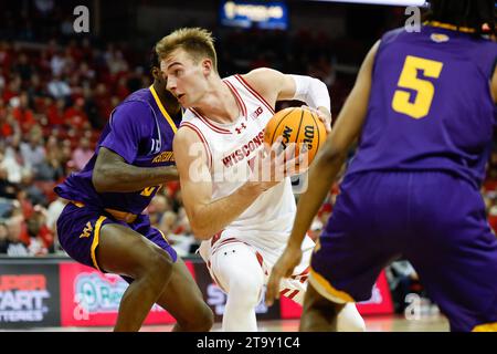 Madison, WI, USA. November 2023. Wisconsin Badgers Stürmer Tyler Wahl (5) während des NCAA-Basketballspiels zwischen Western Illinois Leathernecks und den Wisconsin Badgers im Kohl Center in Madison, WI. Darren Lee/CSM/Alamy Live News Stockfoto