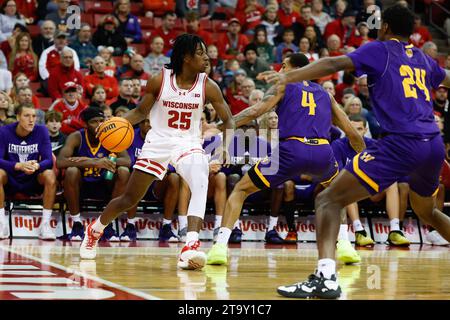 Madison, WI, USA. November 2023. Wisconsin Badgers schützen John Blackwell (25) während des NCAA-Basketballspiels zwischen Western Illinois Leathernecks und den Wisconsin Badgers im Kohl Center in Madison, WI. Darren Lee/CSM/Alamy Live News Stockfoto