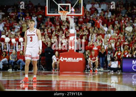 Madison, WI, USA. November 2023. Wisconsin Badgers schützen Connor Essegian (3) während des NCAA-Basketballspiels zwischen den Western Illinois Leathernecks und den Wisconsin Badgers im Kohl Center in Madison, WI. Darren Lee/CSM/Alamy Live News Stockfoto