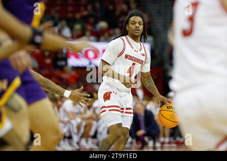 Madison, WI, USA. November 2023. Wisconsin Badgers schützen Kamari McGee (4) während des NCAA-Basketballspiels zwischen Western Illinois Leathernecks und den Wisconsin Badgers im Kohl Center in Madison, WI. Darren Lee/CSM/Alamy Live News Stockfoto