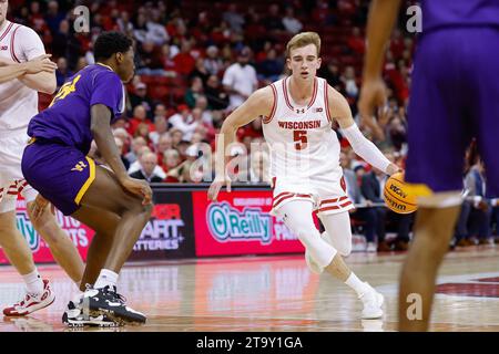 Madison, WI, USA. November 2023. Wisconsin Badgers Stürmer Tyler Wahl (5) während des NCAA-Basketballspiels zwischen Western Illinois Leathernecks und den Wisconsin Badgers im Kohl Center in Madison, WI. Darren Lee/CSM/Alamy Live News Stockfoto