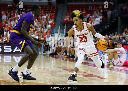 Madison, WI, USA. November 2023. Wisconsin Badgers schützen Chucky Hepburn (23) während des NCAA-Basketballspiels zwischen Western Illinois Leathernecks und den Wisconsin Badgers im Kohl Center in Madison, WI. Darren Lee/CSM/Alamy Live News Stockfoto