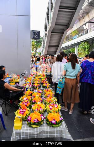 Bangkok, Thailand. November 2023. Händler verkaufen Krathongs entlang der Sukhumvit Road in Bangkok während des Loy Krathong Festivals in Bangkok. Im Benjasiri Park in Bangkok versammeln sich Menschen, um das thailändische Festival Loy Krathong zu feiern, das am 12. Monat im thailändischen Mondkalender am Abend des Vollmondes stattfindet. (Foto: Wasim Mather/SOPA Images/SIPA USA) Credit: SIPA USA/Alamy Live News Stockfoto