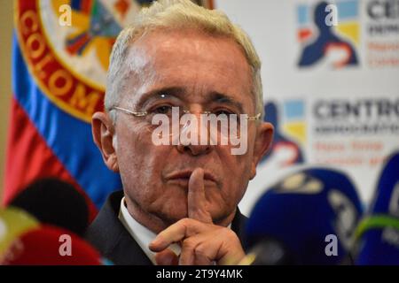 Bogota, Kolumbien. November 2023. Der ehemalige kolumbianische Präsident Alvaro Uribe (2002–2010) spricht während einer Pressekonferenz, nachdem er am 27. November 2023 in der Generalstaatsanwaltschaft in Bogota, Kolumbien, über ein Massaker von 1997 ausgesagt hatte. Uribe gab eine freiwillige Erklärung zu den Ermittlungen der Staatsanwaltschaft bezüglich des Massakers von El Aro (Ituango) ab, bei dem während seiner Zeit als Gouverneur des Departements Antioquia mindestens 15 Menschen durch paramilitärische und ultrarechte Gruppen ermordet wurden. Foto: Cristian Bayona/Long Visual Press Credit: Long Visual Press/Alamy Liv Stockfoto