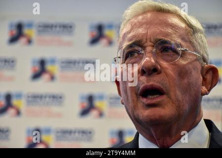 Bogota, Kolumbien. November 2023. Der ehemalige kolumbianische Präsident Alvaro Uribe (2002–2010) spricht während einer Pressekonferenz, nachdem er am 27. November 2023 in der Generalstaatsanwaltschaft in Bogota, Kolumbien, über ein Massaker von 1997 ausgesagt hatte. Uribe gab eine freiwillige Erklärung zu den Ermittlungen der Staatsanwaltschaft bezüglich des Massakers von El Aro (Ituango) ab, bei dem während seiner Zeit als Gouverneur des Departements Antioquia mindestens 15 Menschen durch paramilitärische und ultrarechte Gruppen ermordet wurden. Foto: Cristian Bayona/Long Visual Press Credit: Long Visual Press/Alamy Liv Stockfoto