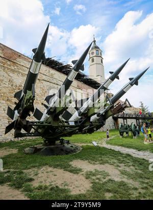 Belgrader Festung Militärmuseum: Serbische Armee S-125 Neva/Pechora Oberfläche-Luft-Raketenwerfer Verteidigungssystem & Uhrturm, Kalemegdan Park, Serbien Stockfoto