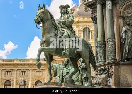 Bronzestatue des Feldmarschalls Ludwig Andreas Khevenhüller, Skulpturendetail des Kaisers Maria Theresia Denkmal (Denkmal), Wien, Österreich Stockfoto