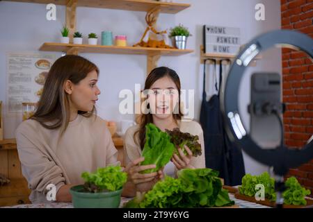 Pretty Woman lebt für den Verkauf von gesundem Essen. Vlogging und gesundes Lebensstil-Konzept. Stockfoto