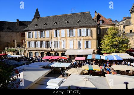 Der berühmte Sarlat-Markt am Place de la Liberté, zwischen Rathaus und Kathedrale. Auf diesem Markt, sehr beliebt bei Menschen aus der Stadt, die Stockfoto