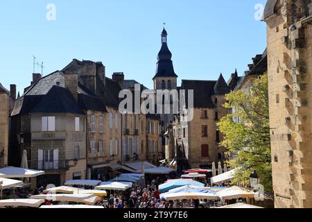 Der berühmte Sarlat-Markt am Place de la Liberté, zwischen Rathaus und Kathedrale. Auf diesem Markt, sehr beliebt bei Menschen aus der Stadt, die Stockfoto