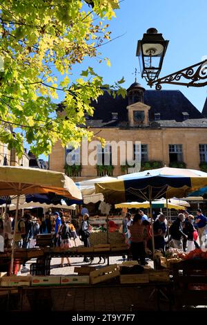 Der berühmte Sarlat-Markt am Place de la Liberté, zwischen Rathaus und Kathedrale. Auf diesem Markt, sehr beliebt bei Menschen aus der Stadt, die Stockfoto