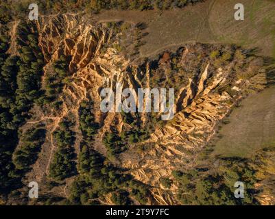 Luftaufnahme der Esterregalls d'all, einer geologischen Formation von Badlands, die durch Erosion verursacht wurden (Cerdanya, Katalonien, Spanien, Pyrenäen) Stockfoto