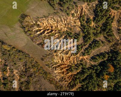 Luftaufnahme der Esterregalls d'all, einer geologischen Formation von Badlands, die durch Erosion verursacht wurden (Cerdanya, Katalonien, Spanien, Pyrenäen) Stockfoto