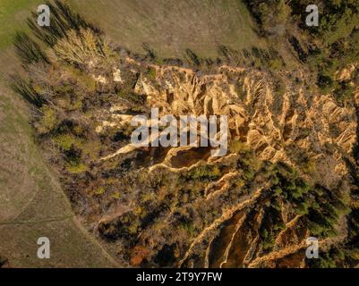 Luftaufnahme der Esterregalls d'all, einer geologischen Formation von Badlands, die durch Erosion verursacht wurden (Cerdanya, Katalonien, Spanien, Pyrenäen) Stockfoto